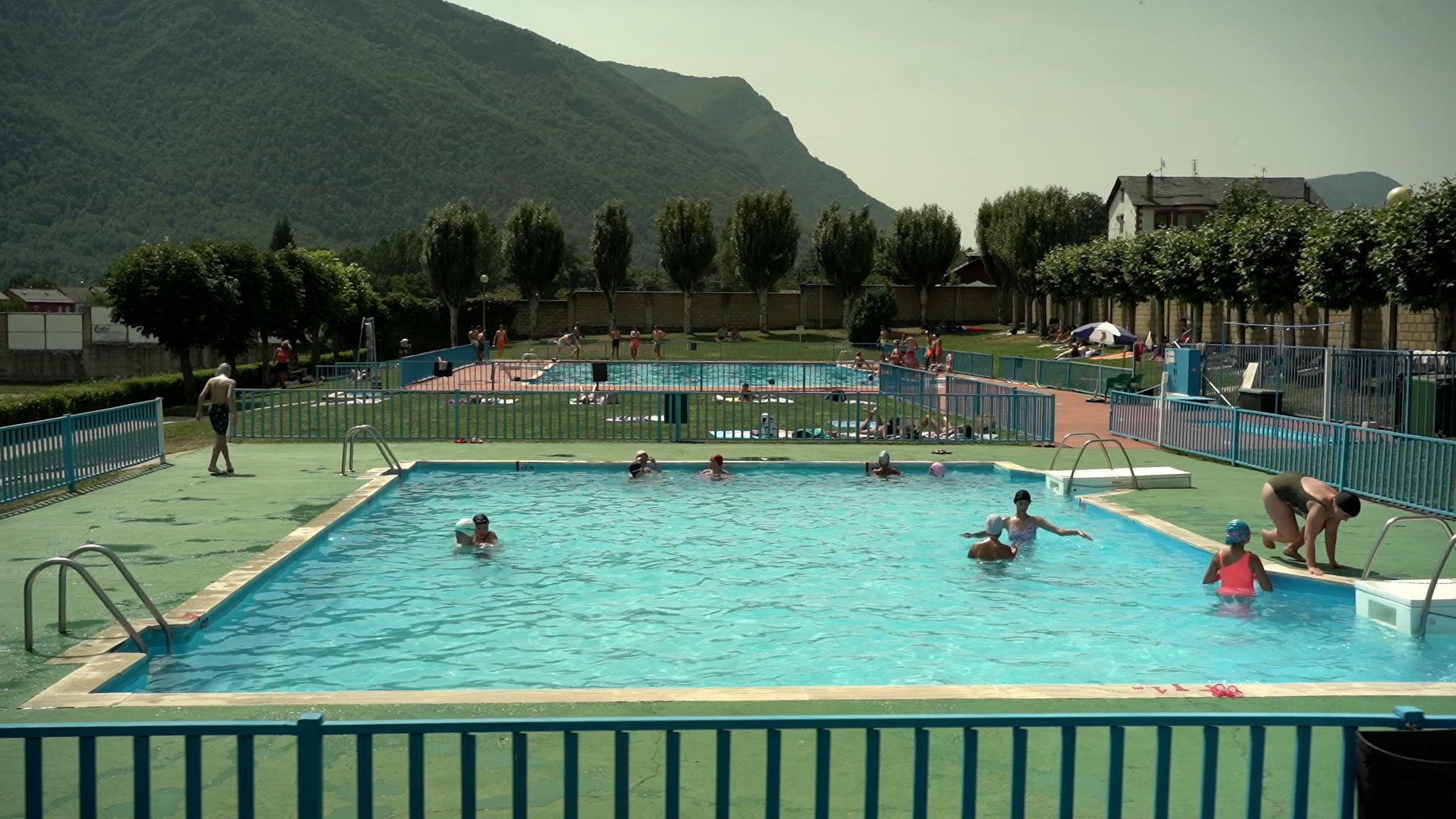 Ponte a remojo en la piscina de Villablino