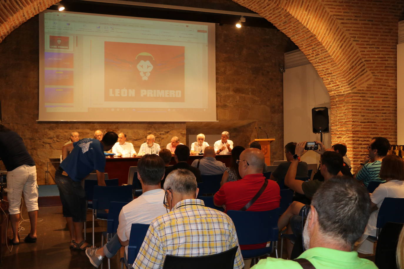 Presentación de la plataforma 'León Primero'.