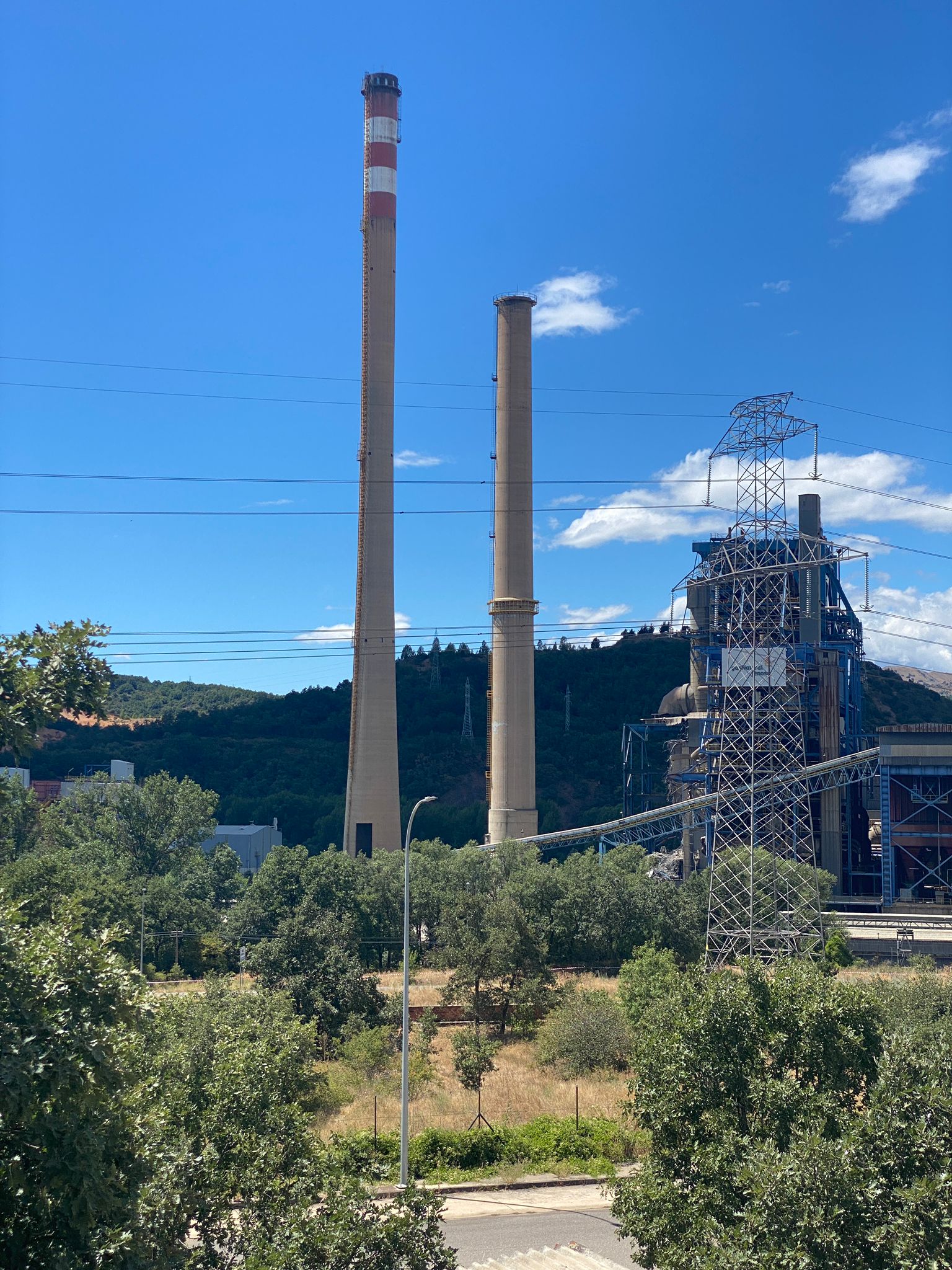 Fotos: Demolición de la chimenea de La Robla