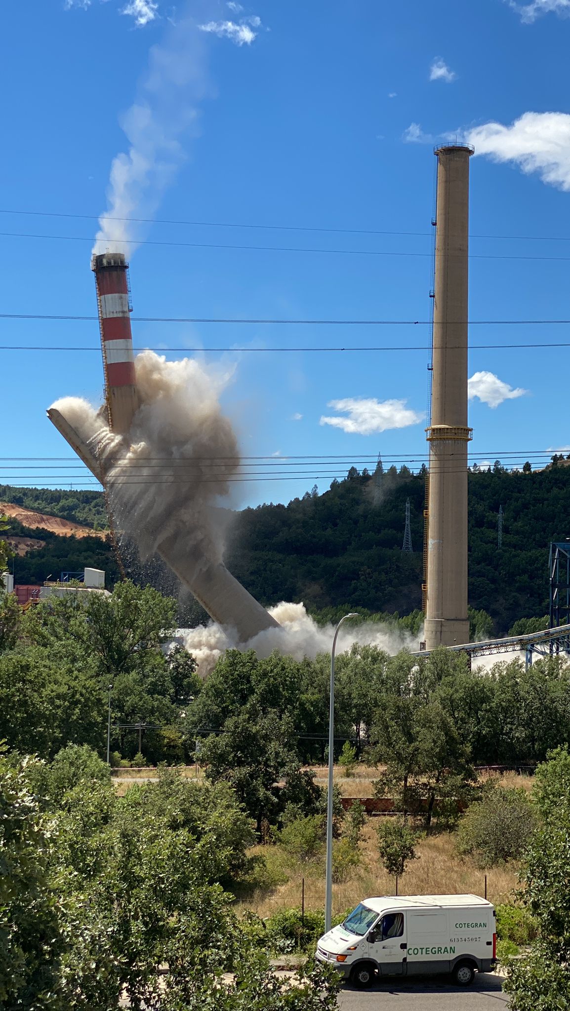 Fotos: Demolición de la chimenea de La Robla