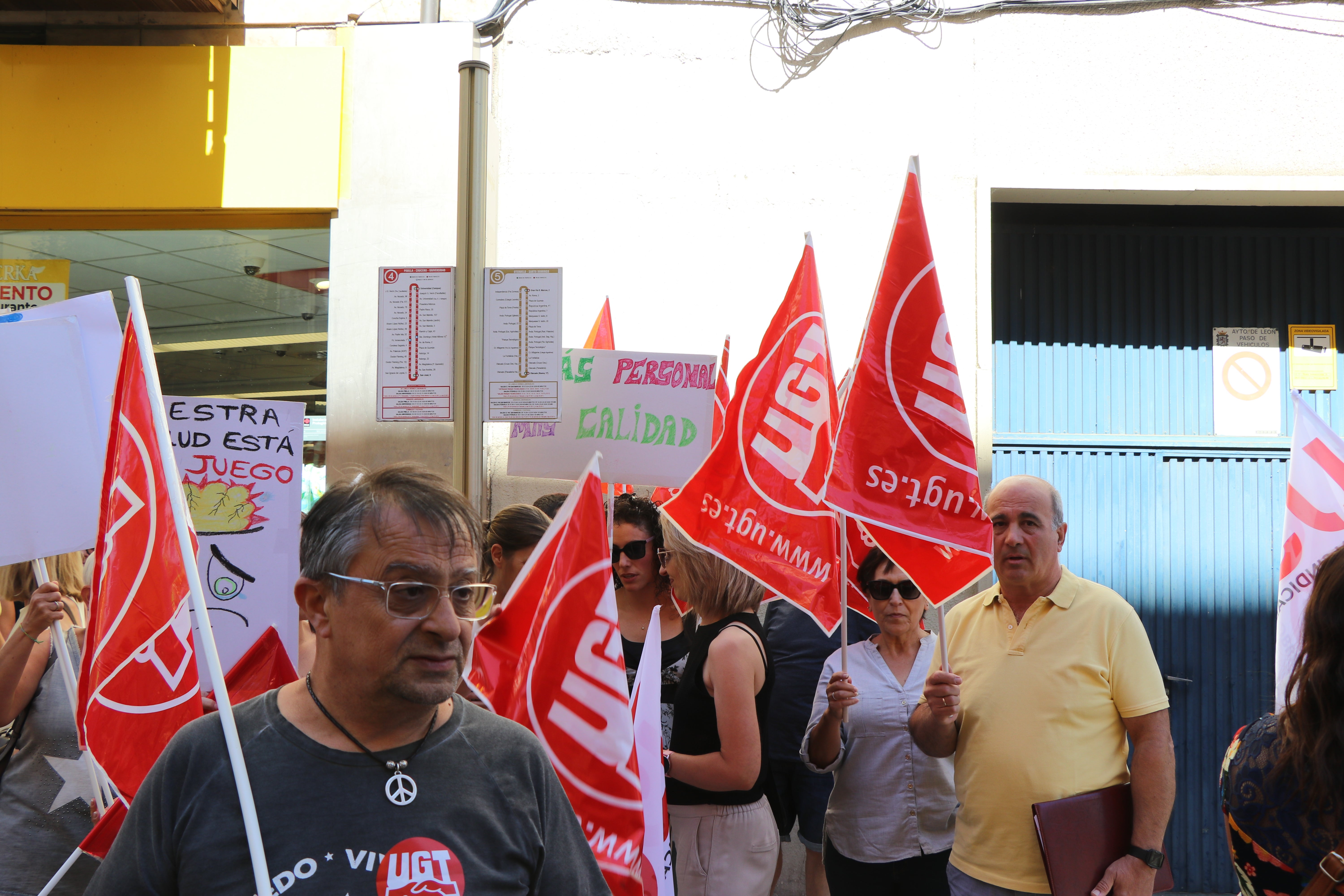 Los trabajadores de Alimerka se han concentrado para denunciar la sobrecarga de trabajo.