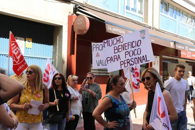 Los trabajadores de Alimerka se han concentrado para denunciar la sobrecarga de trabajo.