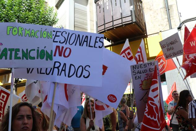 Los trabajadores de Alimerka se han concentrado para denunciar la sobrecarga de trabajo.