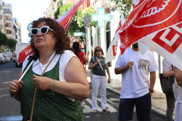 Los trabajadores de Alimerka se han concentrado para denunciar la sobrecarga de trabajo.