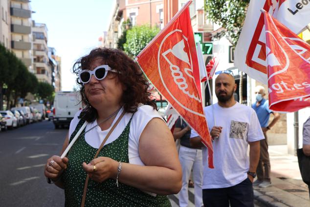 Los trabajadores de Alimerka se han concentrado para denunciar la sobrecarga de trabajo.