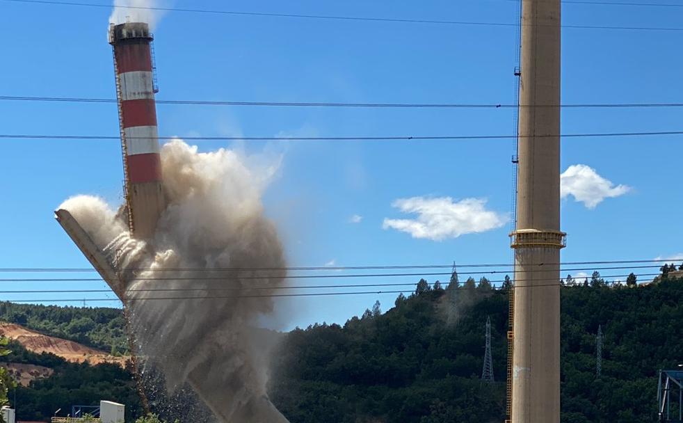 La primera de las chimeneas de la térmcia de La Robla ya es historia del pasado industrial de la provincia.