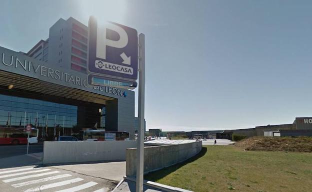 Acceso al parking subterráneo del Hospital de León.