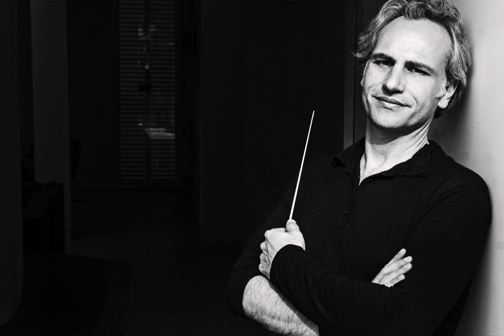 El autor, Pedro Halffter, posa para una foto. 