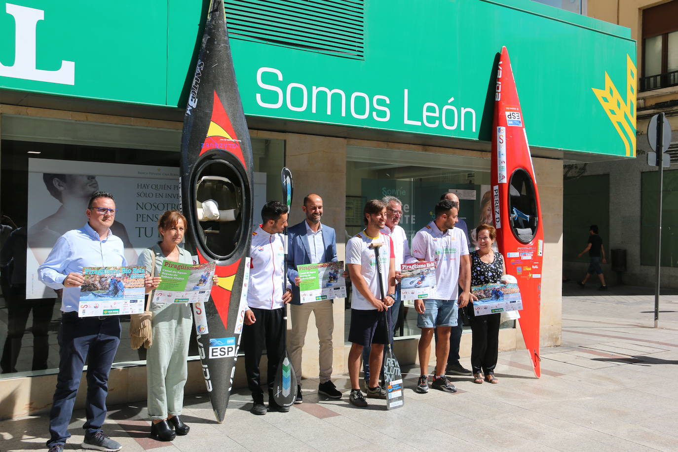 Presentación del Campeonato de España de Piragüismo en el Río Esla en la sede de Caja Rural en León