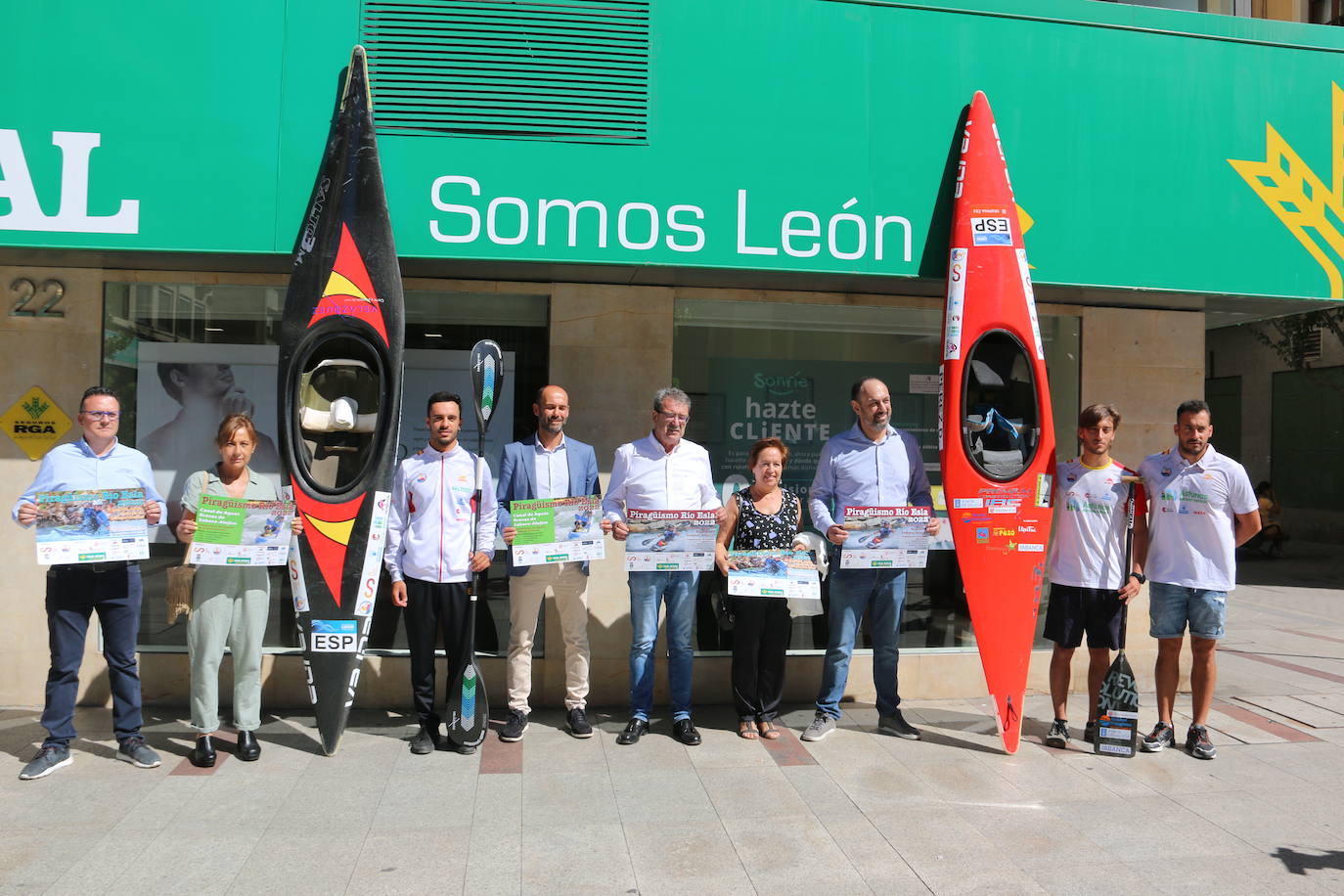 Presentación del Campeonato de España de Piragüismo en el Río Esla en la sede de Caja Rural en León