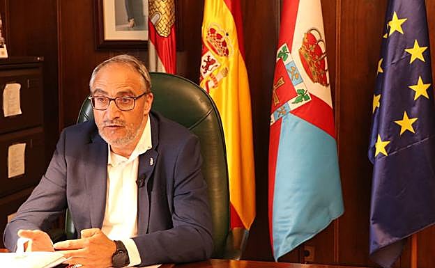 Olegario Ramón, alcalde de Ponferrada, atiende a leonoticias en una entrevista en su despacho.