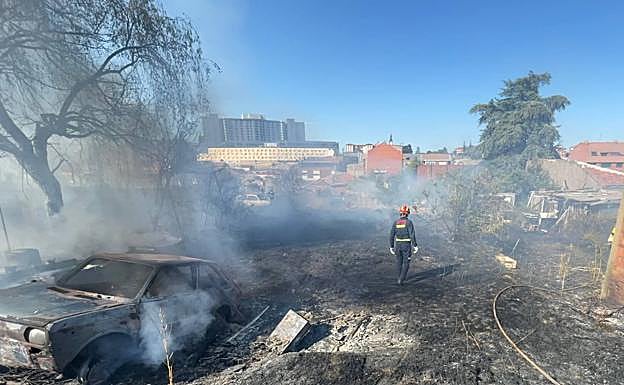 Imagen principal - Intervención de Bomberos de León en el incendio.