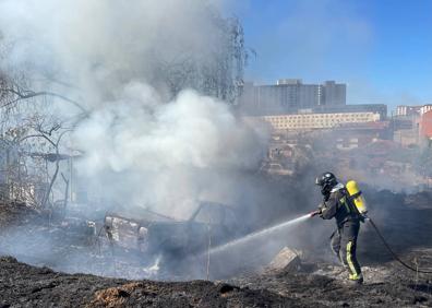 Imagen secundaria 1 - Intervención de Bomberos de León en el incendio.