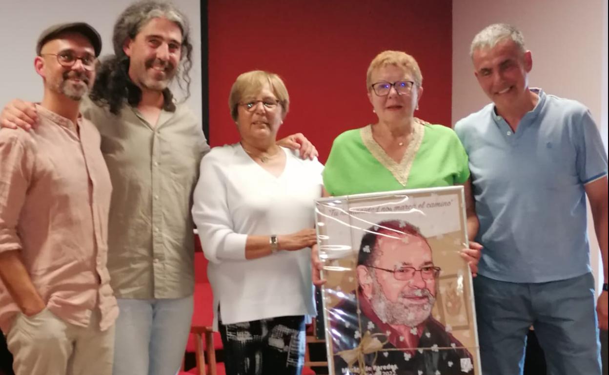 Acto de entrega del reconocimiento a la familia de Rafael Roy.