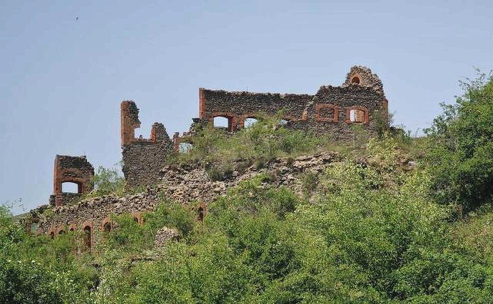 as ruinas de la Fabricona levantándose tímidamente en un valle de Villamanín. 