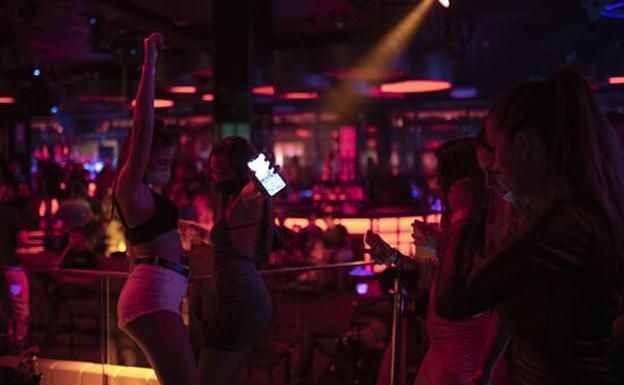 Un grupo de jóvenes baila en un local de ocio nocturno en Barcelona.