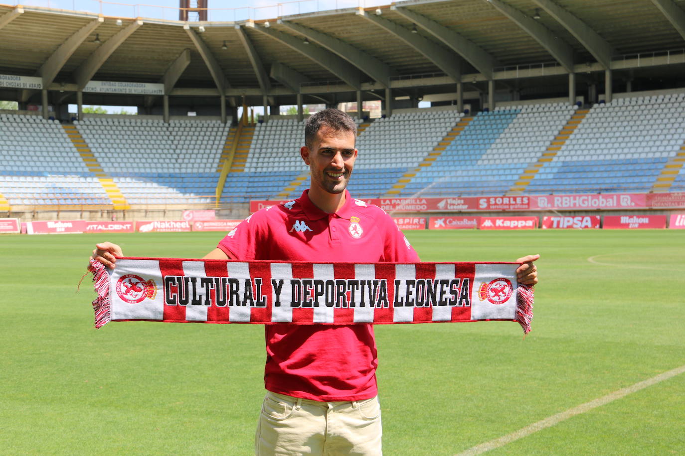 Presentación de Claudio Medina como nuevo jugador de la Cultural y Deportiva Leonesa. 