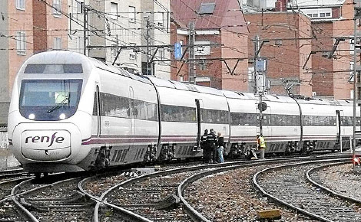 El Alvia Madrid-Gijón reinicia su marcha hasta la estación de Valladolid pero el tramo sigue cortado