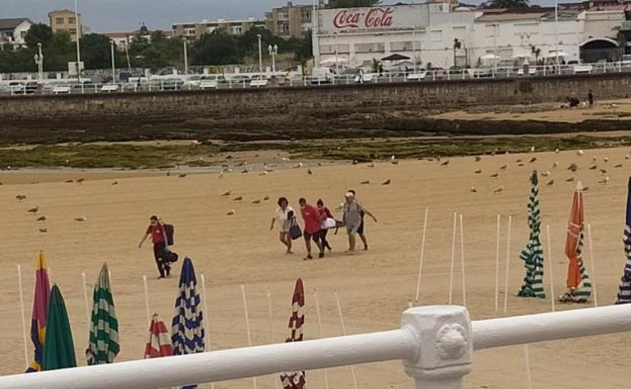 Rescatan en la playa de San Lorenzo a dos leoneses de 52 y 56 años, uno de ellos inconsciente