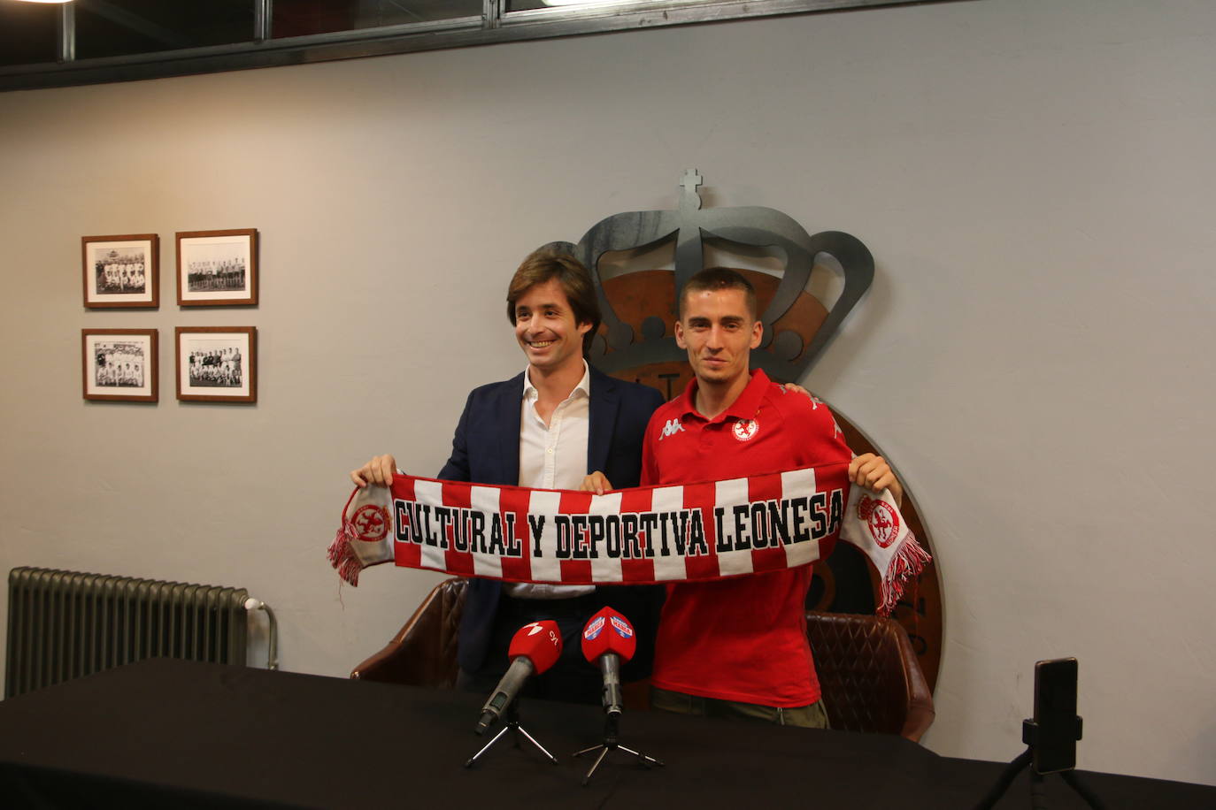 Iñigo Muñoz es presentado como nuevo jugador de la Cultural Leonesa. 