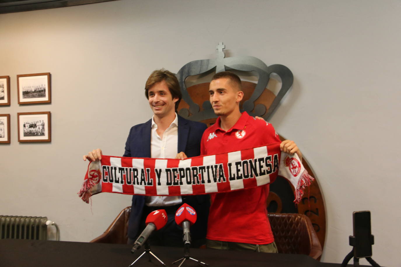 Iñigo Muñoz es presentado como nuevo jugador de la Cultural Leonesa. 