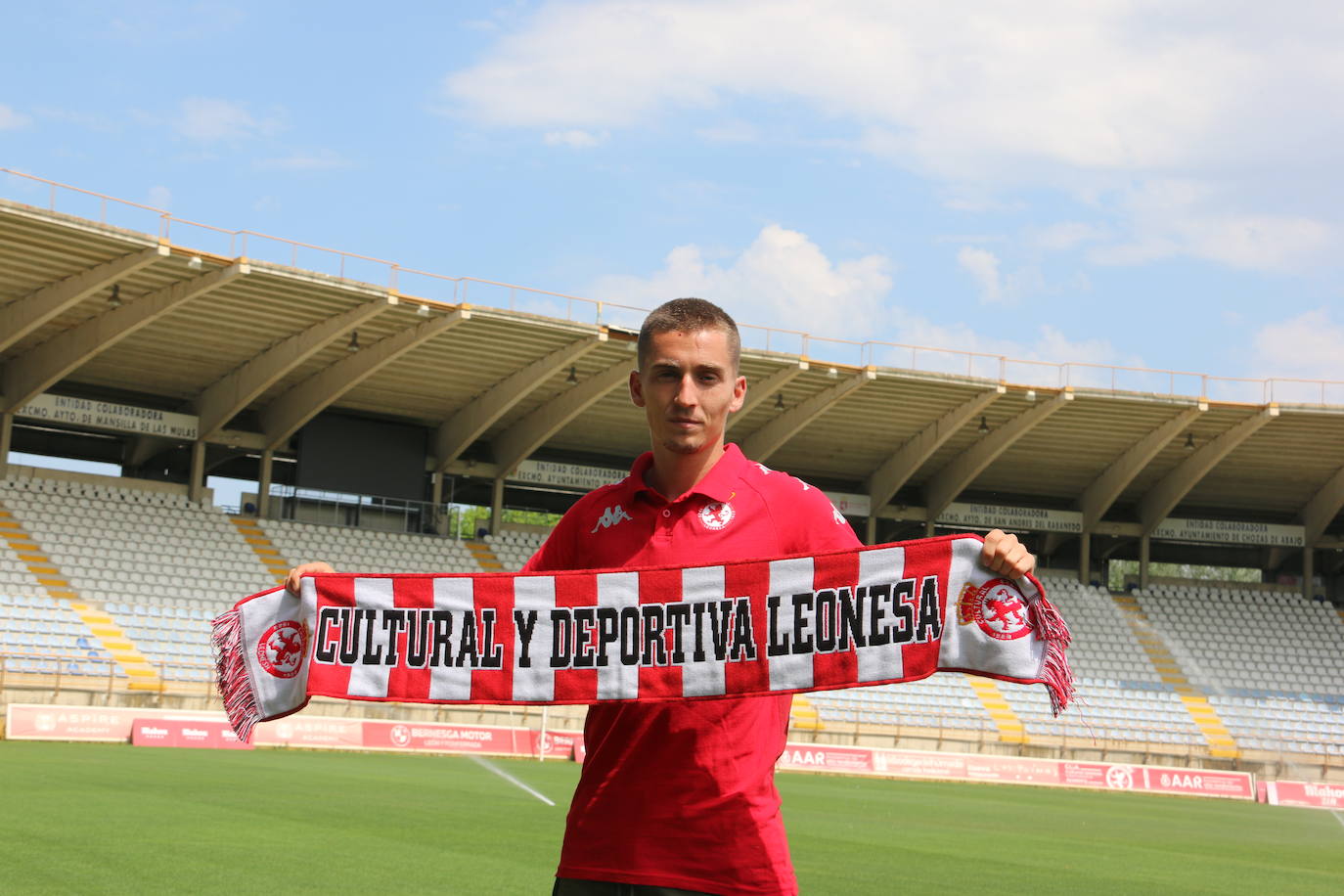 Iñigo Muñoz es presentado como nuevo jugador de la Cultural Leonesa. 