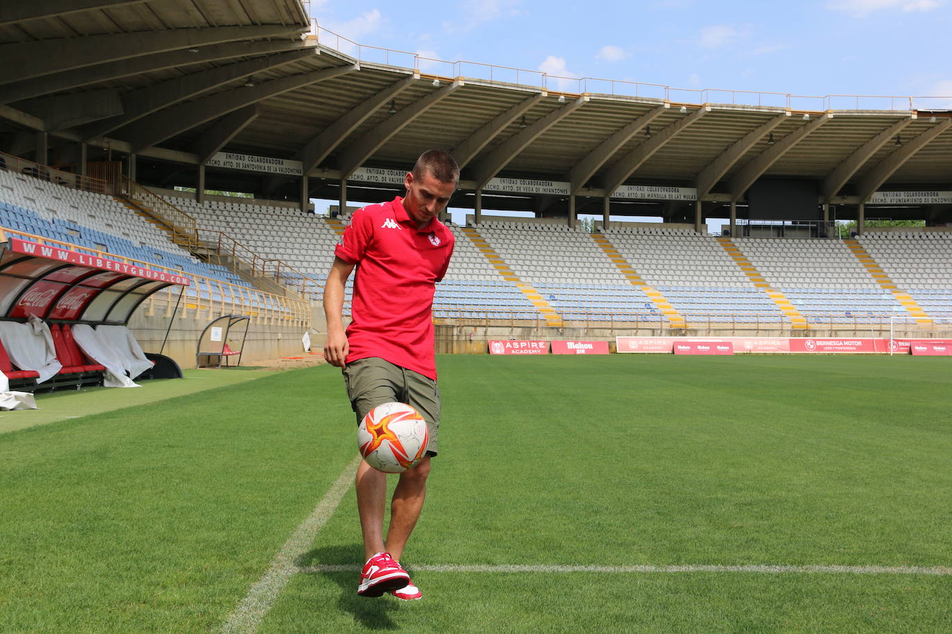 Iñigo Muñoz es presentado como nuevo jugador de la Cultural Leonesa. 