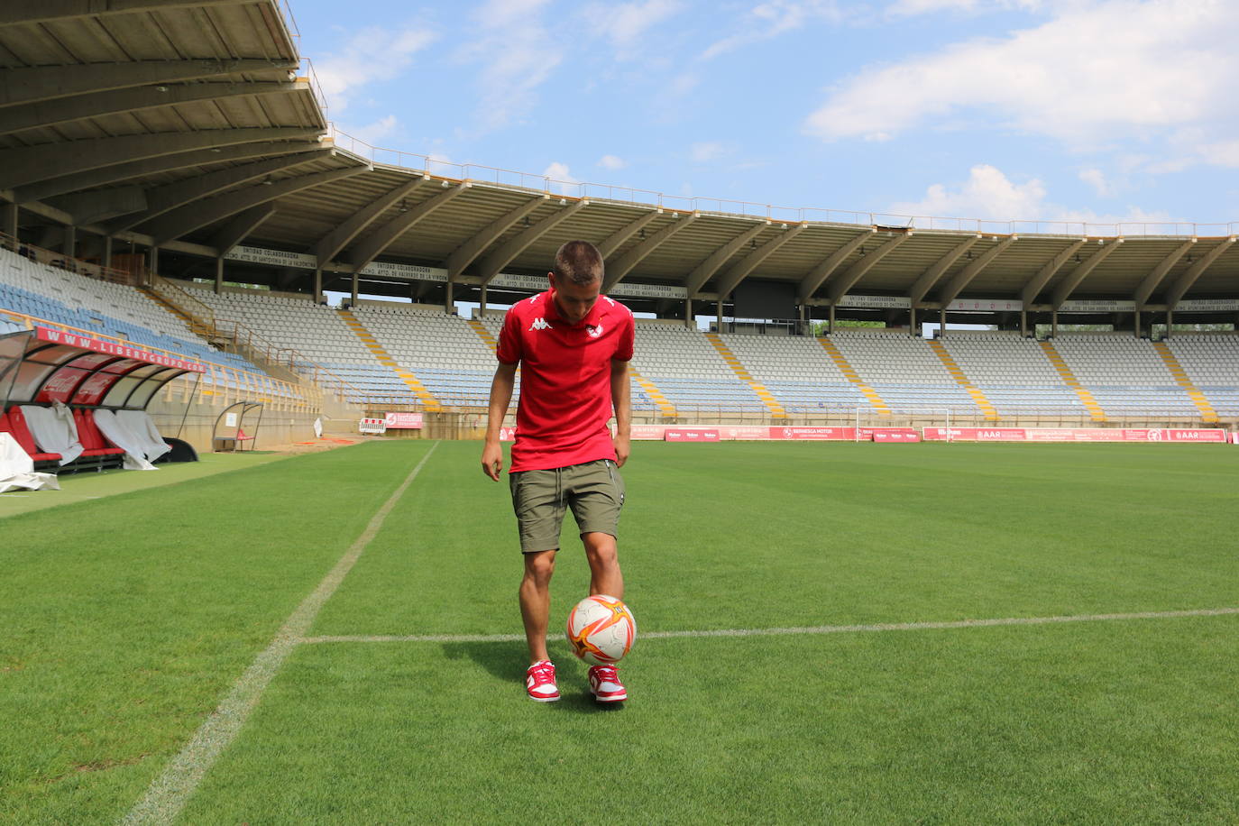 Iñigo Muñoz es presentado como nuevo jugador de la Cultural Leonesa. 