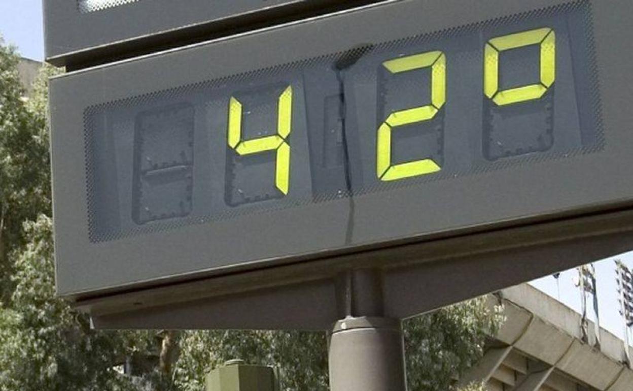 Imagen de archivo de un termómetro digital en una calle.