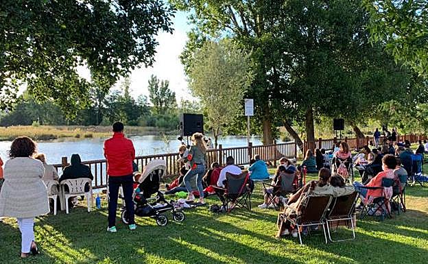 Público observando ediciones anteriores del espectáculo en Santa Marina del Rey.