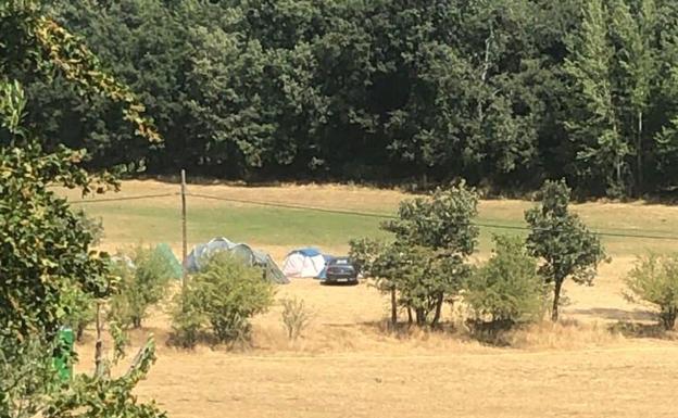 Imagen parcial de la finca donde se ha instalado el campamento. 