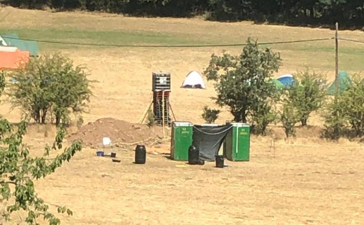 La zanja que han abierto en la finca de una vecina de Vegacervera sin su permiso. 