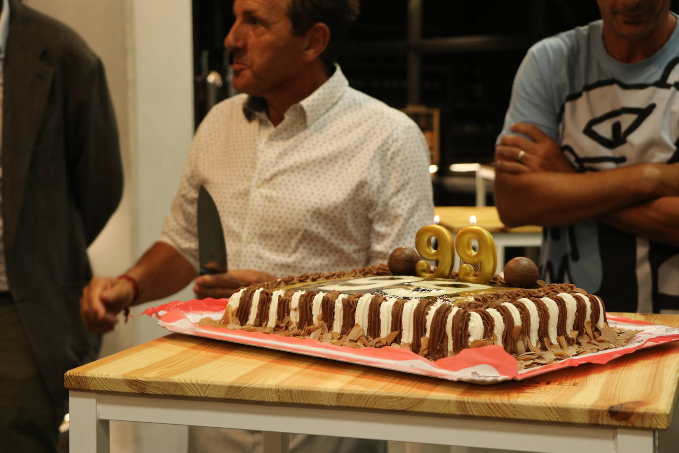 Las personalidades más importantes de la historia del club han soplado la tarta del 99 cumpleaños de la Cultural. 