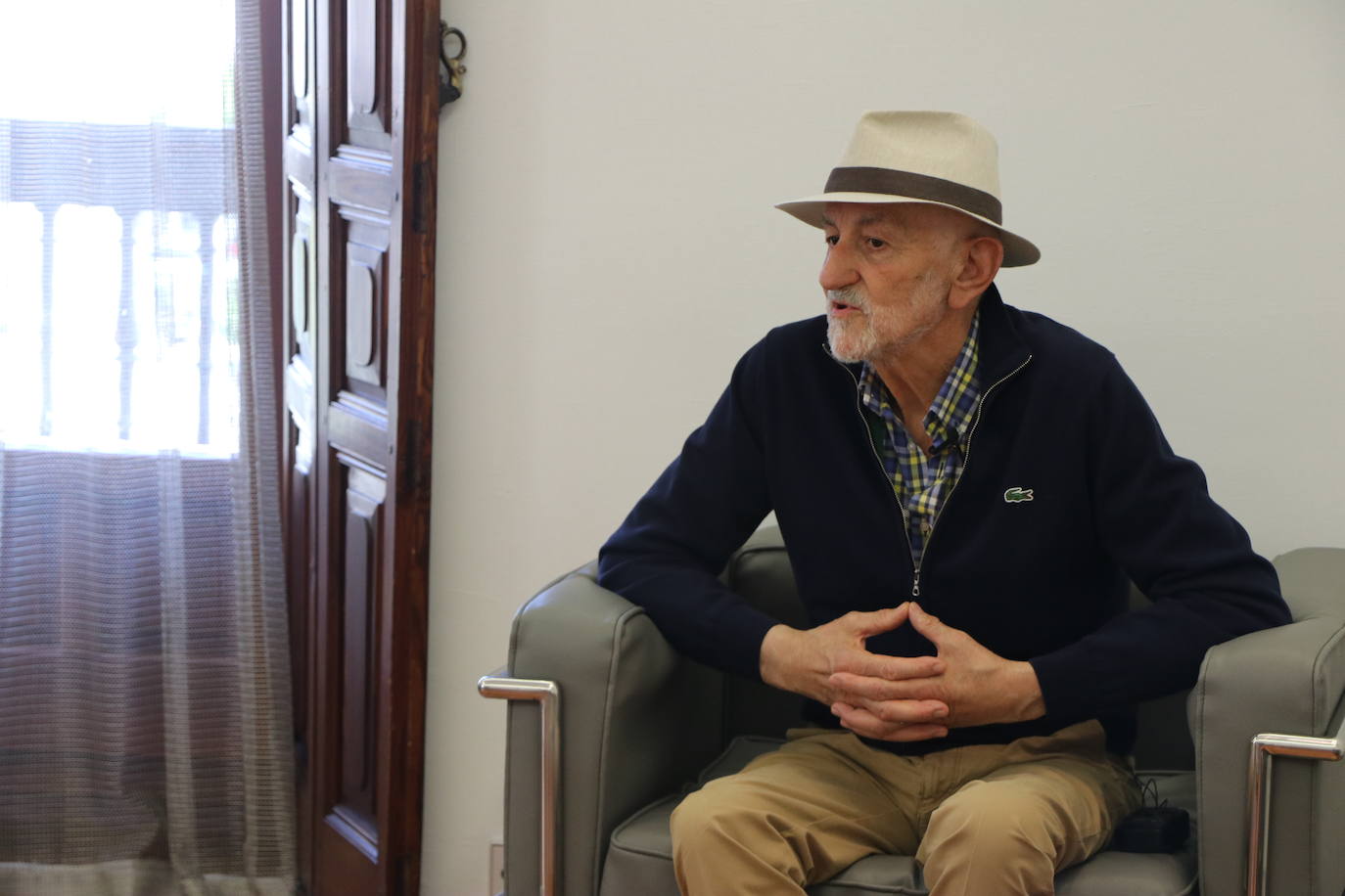 Matías Llorente, en su despacho en la Diputación de León, durante la entrevista con leonoticias. 