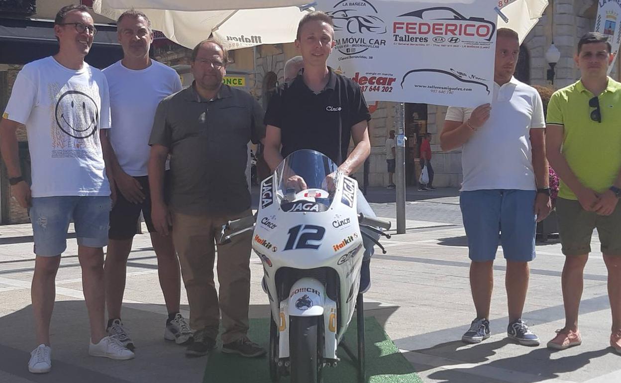 José Alberto Lamela presenta su moto.