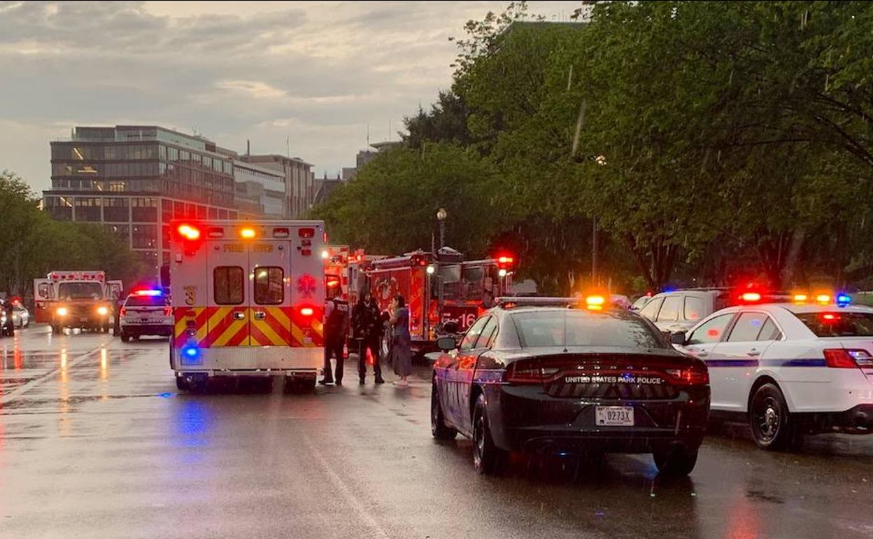 Policía, bomberos y personal sanitario se trasladaron hasta Lafayette Square, en las inmediaciones de la Casa Blanca, donde sucedió el incidente