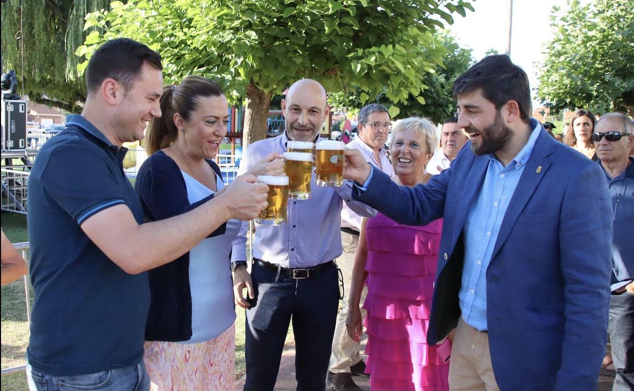 La Delegada del Gobierno, Virginia Barcones, el secretario provincial socialista Alfonso Cendón; la diputada Andrea Fernández y Alfonso Álvarez, alcalde de Carrizo