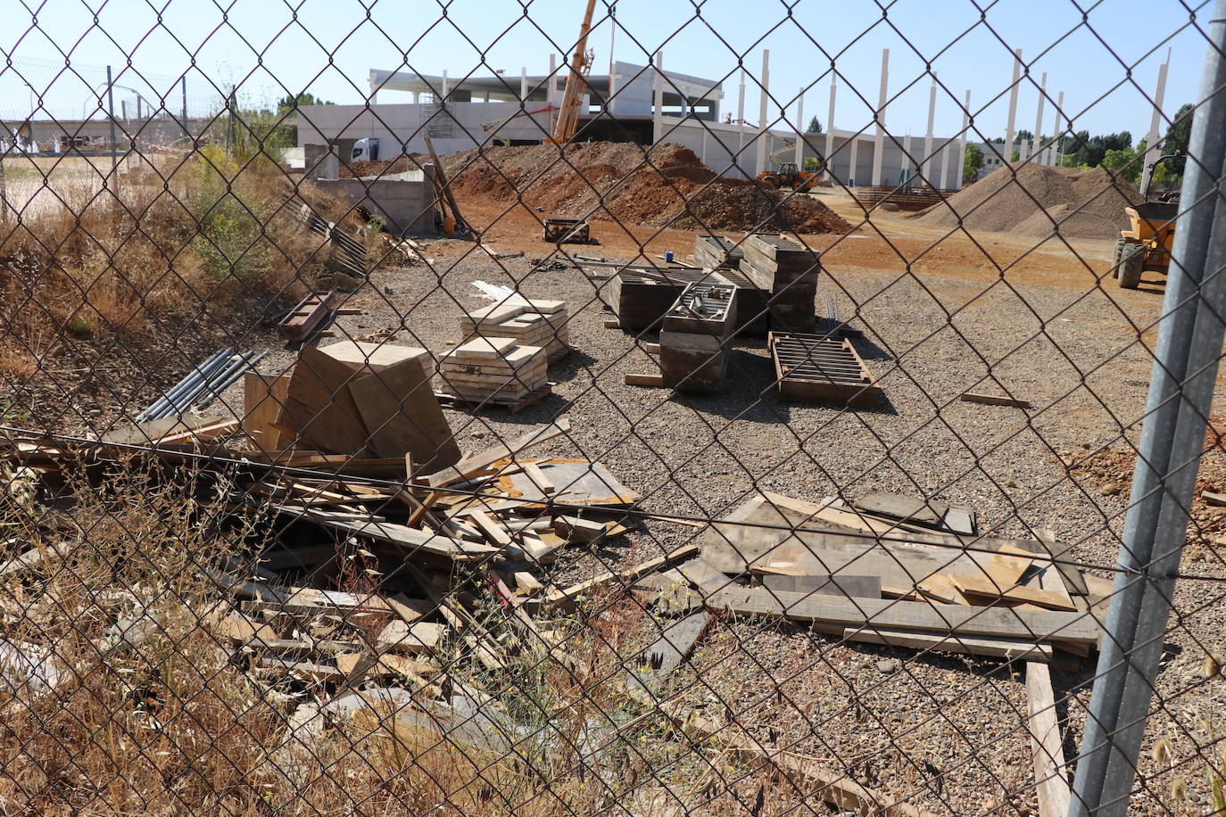 Obras del nuevo centro comercial en el barrio de La Lastra en León. 