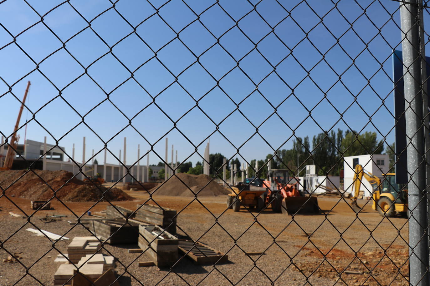 Obras del nuevo centro comercial en el barrio de La Lastra en León. 