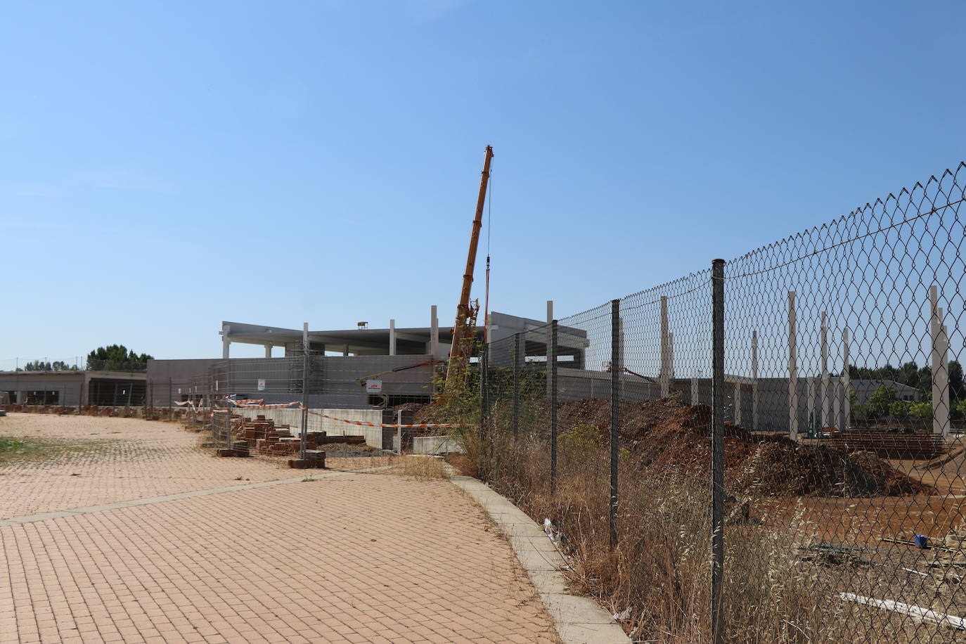 Obras del nuevo centro comercial en el barrio de La Lastra en León. 