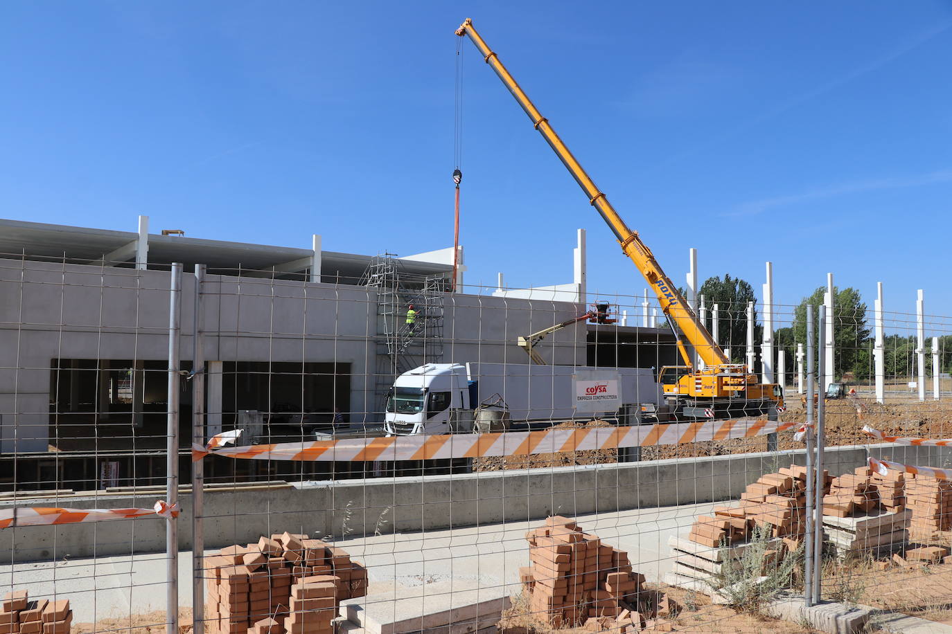 Obras del nuevo centro comercial en el barrio de La Lastra en León. 