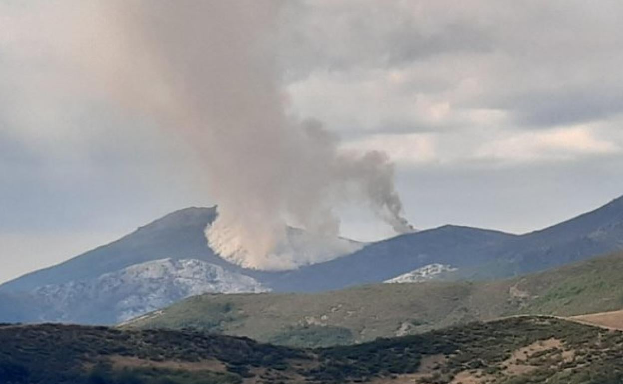 Iincendio declarado esta tarde en el término municipal de la localidad leonesa de Boca de Huérgano.