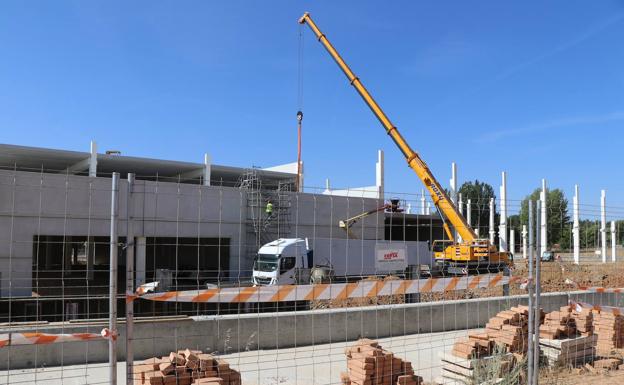 Avanza la estructura del nuevo centro comercial de León en el barrio de La Lastra. 