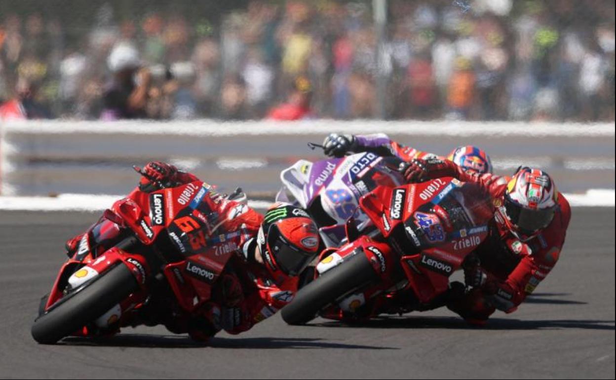 Las Ducati de Bagnaia y Miller, en Silverstone.