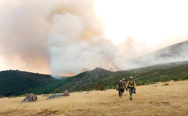 El incendio de Boca de Huérgano se encuentra controlado y sin peligro de que llegue a la población. 