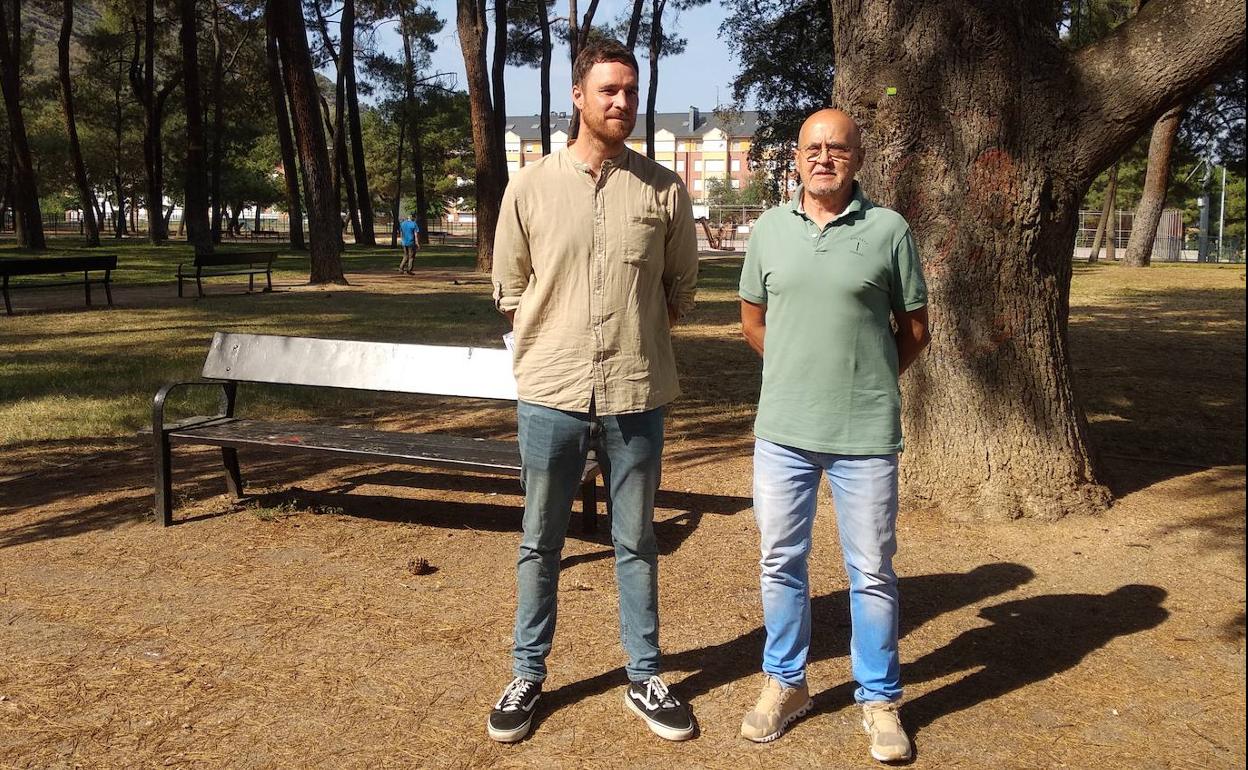 El concejal de Sostenibilidad Medioambiental y el jefe del área municipal de Parques y Jardines, en el parque del Temple.