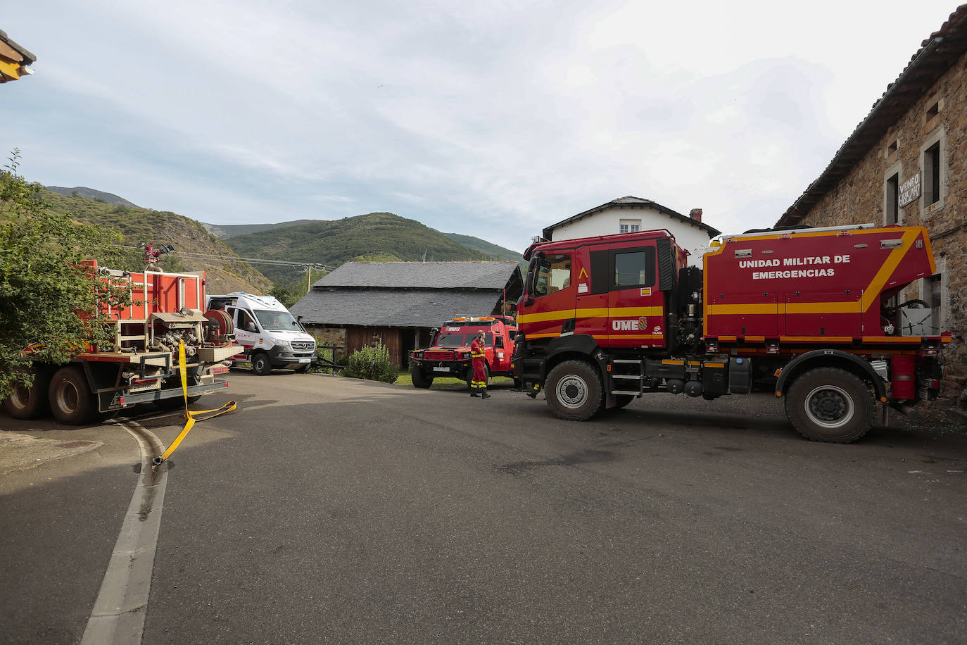 Varios medios aéreos y terrestres de la Junta de Castilla y León y del Gobierno de España, participan en la extinción del incendio de nivel 2 en el municipio de Boca de Huérgano