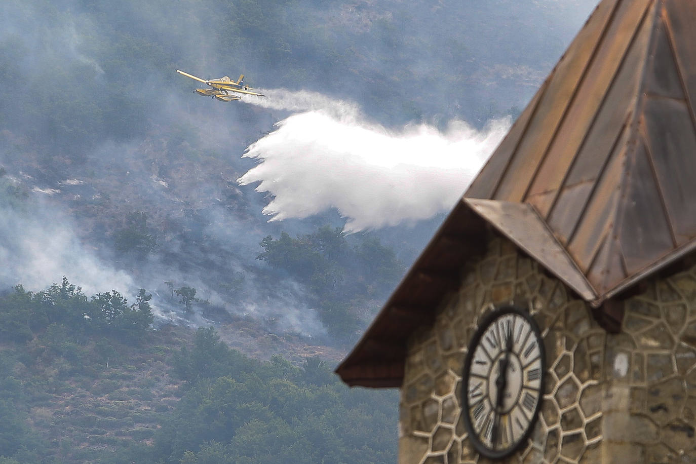 Varios medios aéreos y terrestres de la Junta de Castilla y León y del Gobierno de España, participan en la extinción del incendio de nivel 2 en el municipio de Boca de Huérgano