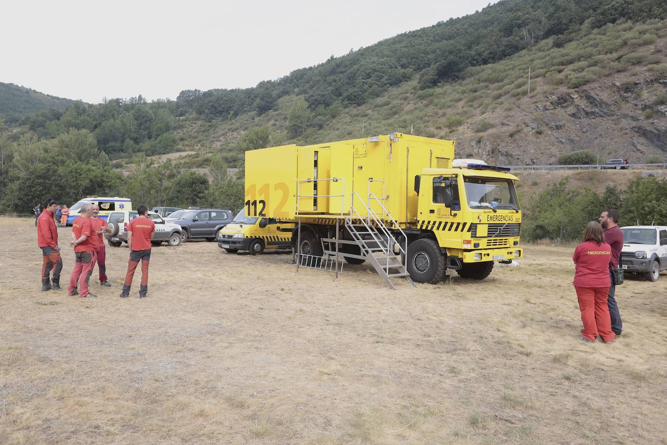 Varios medios aéreos y terrestres de la Junta de Castilla y León y del Gobierno de España, participan en la extinción del incendio de nivel 2 en el municipio de Boca de Huérgano