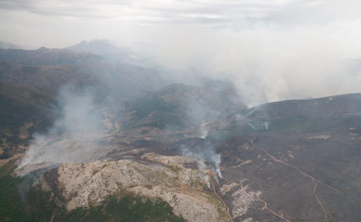 Imagen aérea del incendio a las 15.00 horas de este miércoles